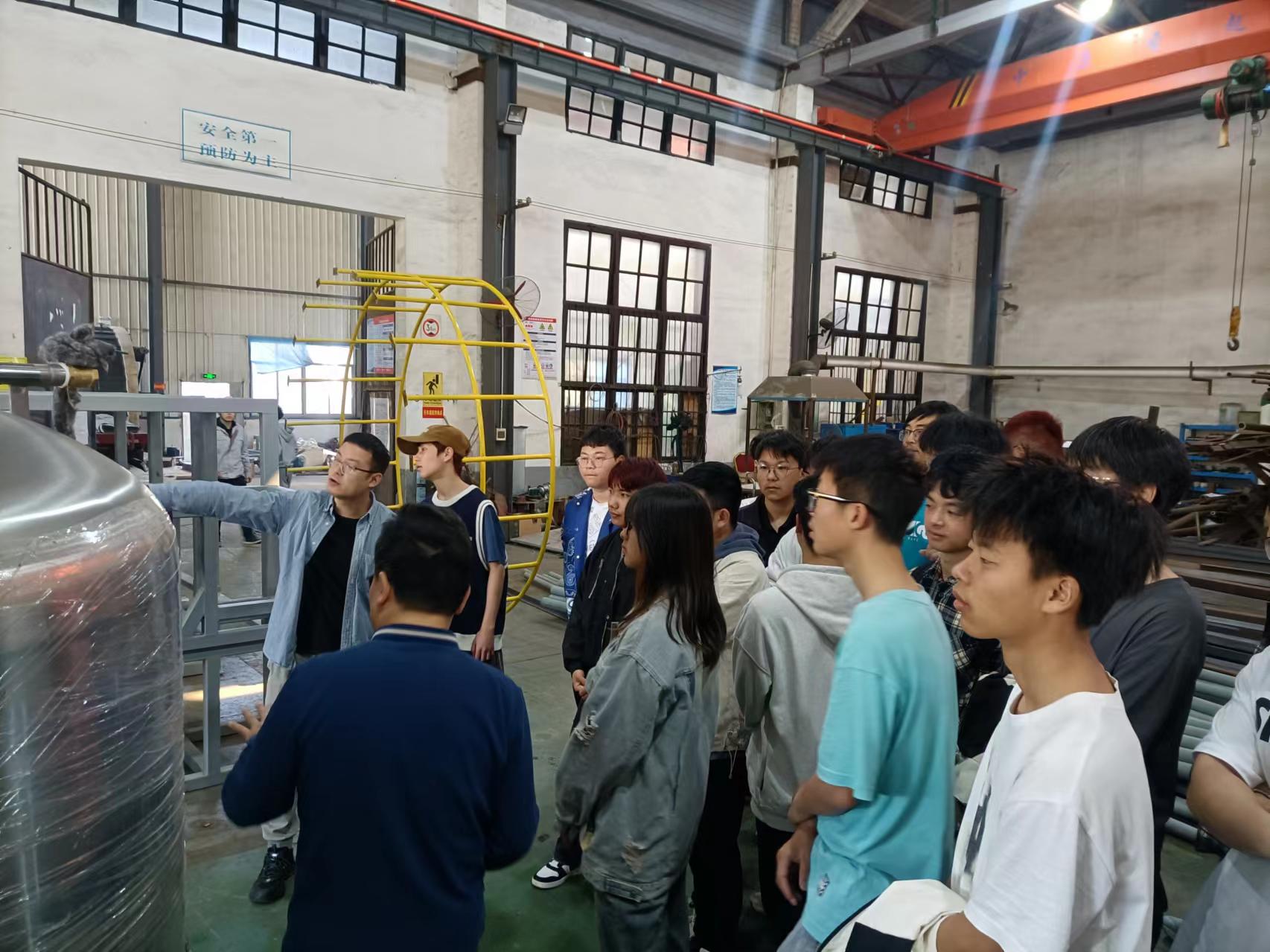 湖南工程学院近200名学生来万搏网-万搏（中国）
认知实习