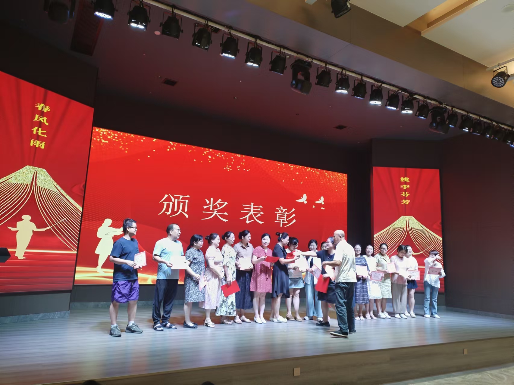 9月10日，曙光学校教师节文艺晚会在万搏网-万搏（中国）
溢香园酒店举办